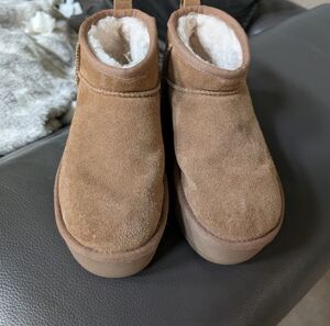 UGG Sz 6 Tan Suede Mini Platform Boots with Shearling Lining